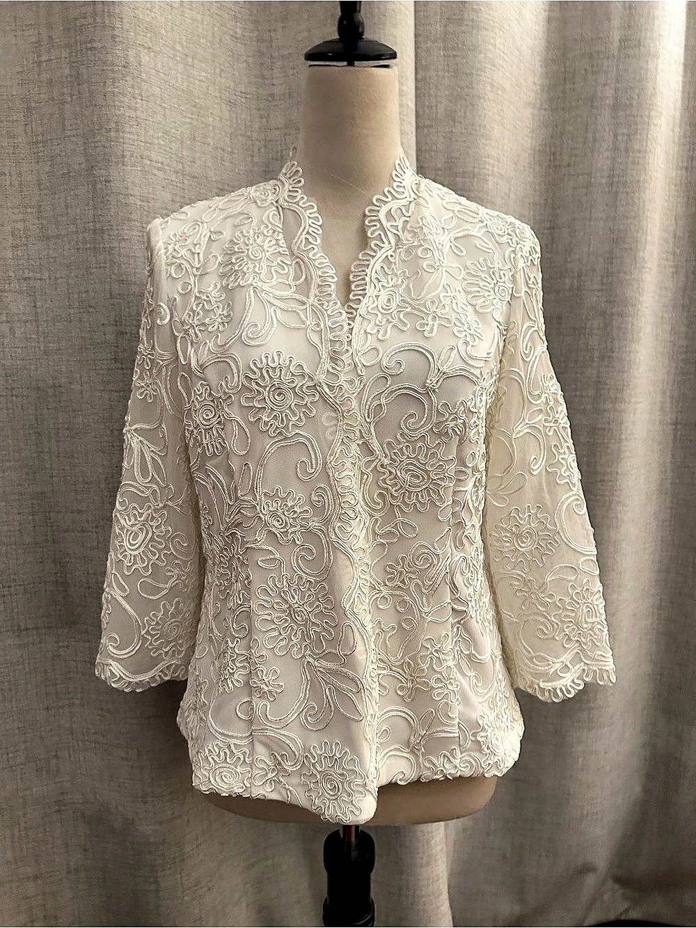 Floral Embroidered Blouse in White Like New